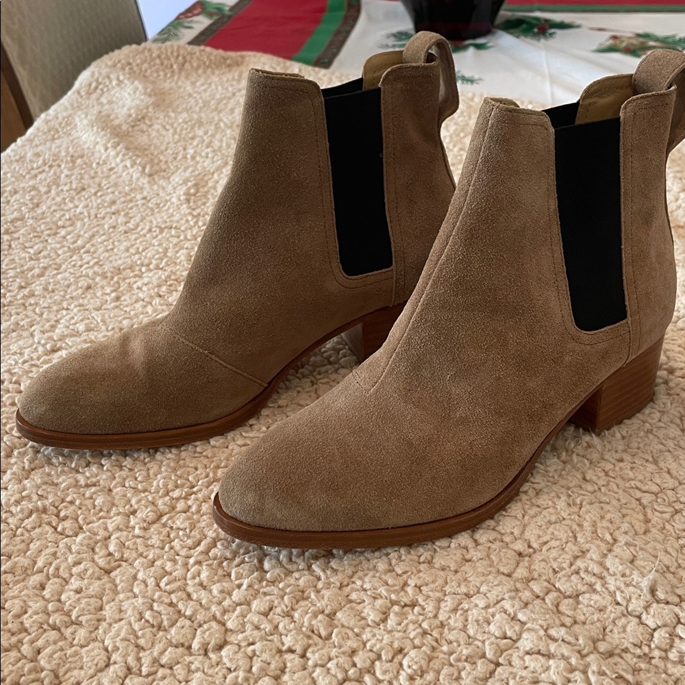 Rag & Bone New York Suede Chelsea Women’s Boots. Black panel sides. Small spot.